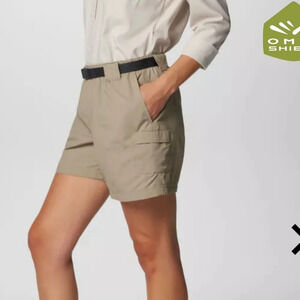 Columbia Sandy River II Cargo shorts color tusk. Size large